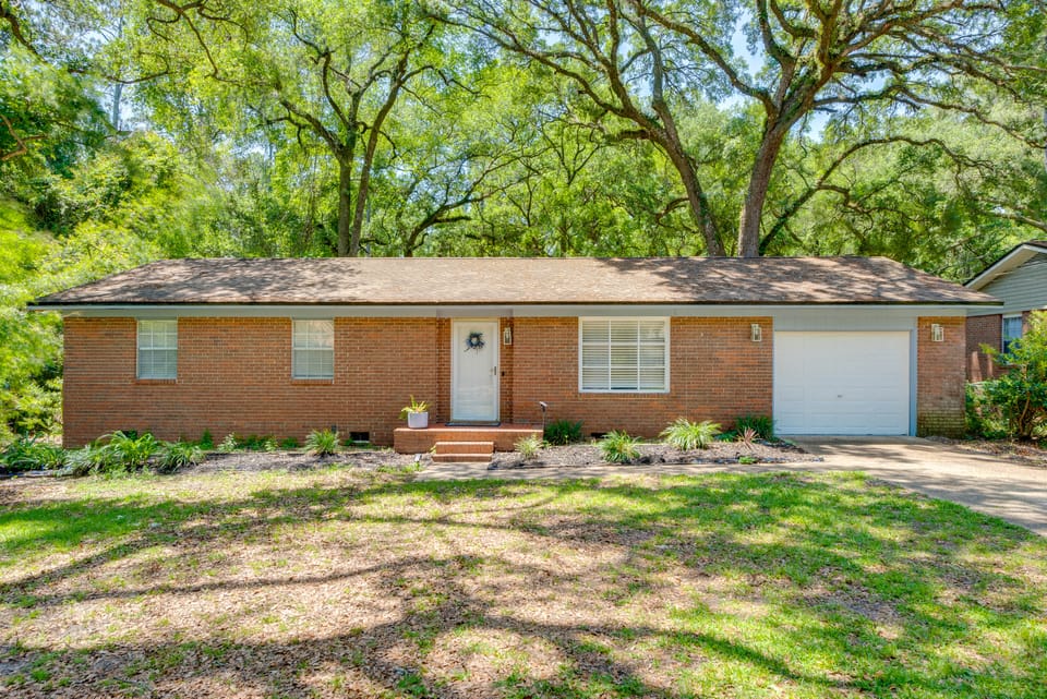 Walk to Lake Munson: Tree-Filled Tallahassee Gem! House in Tallahassee