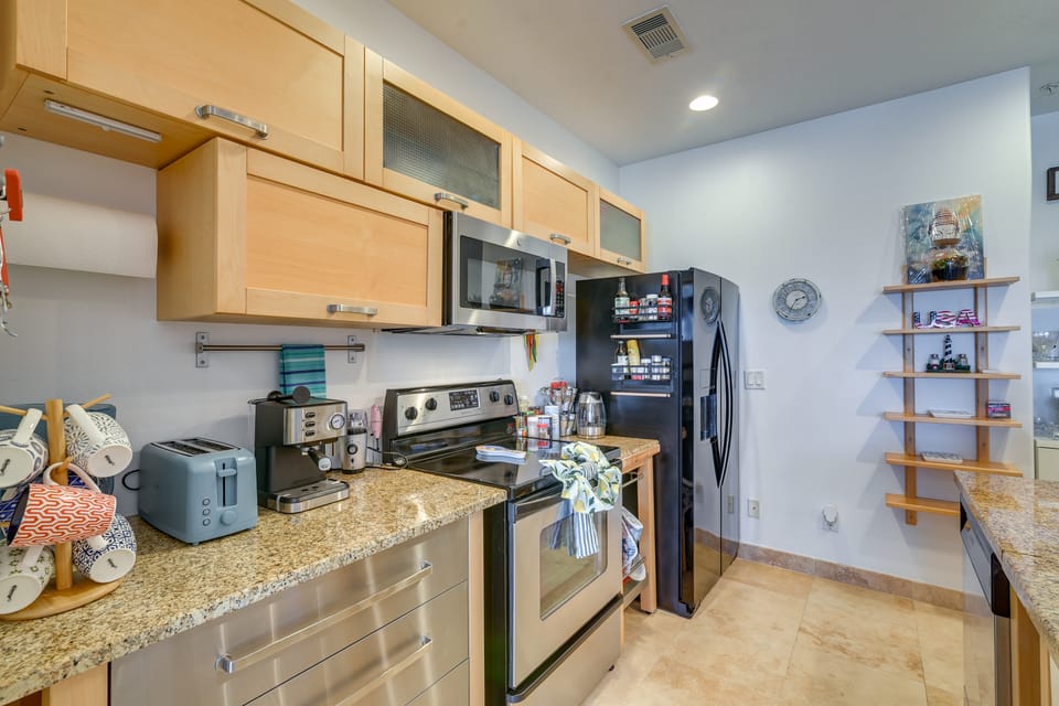 Walk to Galveston Beach: Family Condo w/ Pool Apartment in Galveston Island