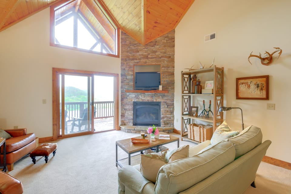 2 Mi to Dtwn Banner Elk: Mtn Getaway w/ Views! Apartment in Watauga