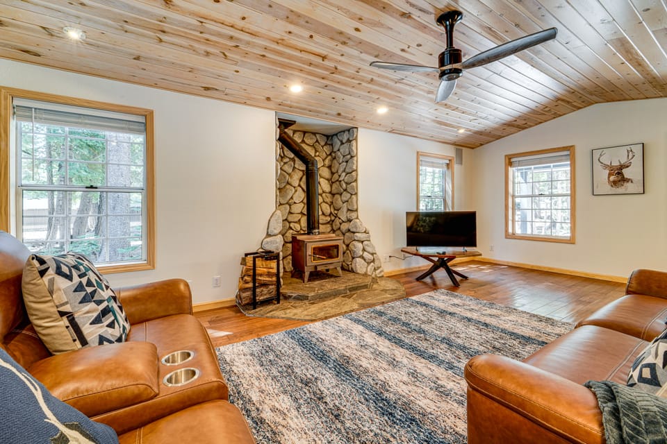 Truckee Retreat 1/2 Mi to Tahoe Donner Skiing House in Truckee