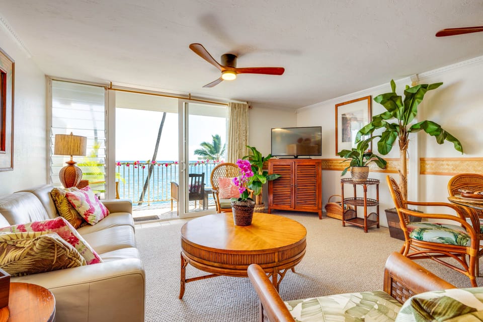 Oceanfront Condo: Stunning Sunrise & Ocean Views Apartment in Punaluu
