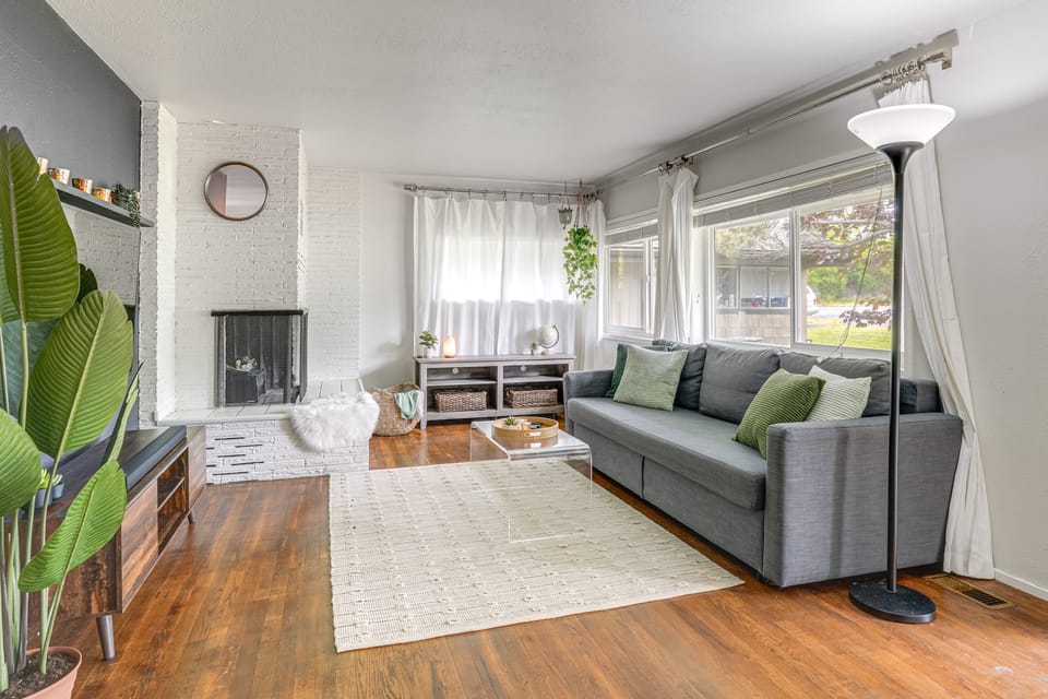 1 Mi to UO Campus - Family Home w/ Pool Table! House in Eugene