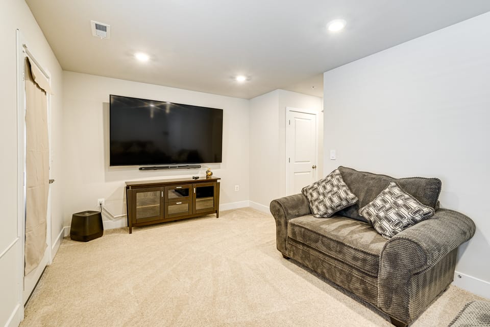Fenced Yard: Spacious Southern Maryland Townhome! Apartment in Prince Georges County