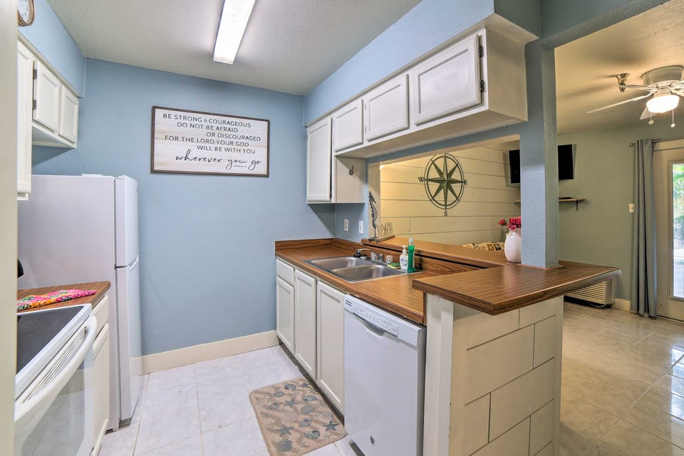 Walk to Padre Beach: Studio w/ Hot Tub Access Apartment in North Padre Island