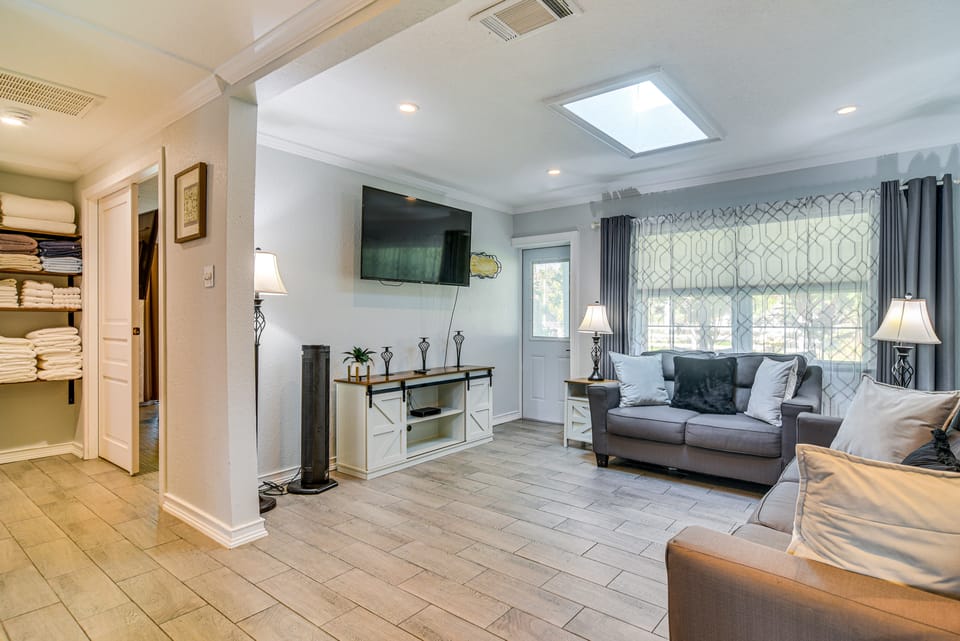 Hot Tub & Fenced Yard: Tranquil Home in Valrico! House in Valrico