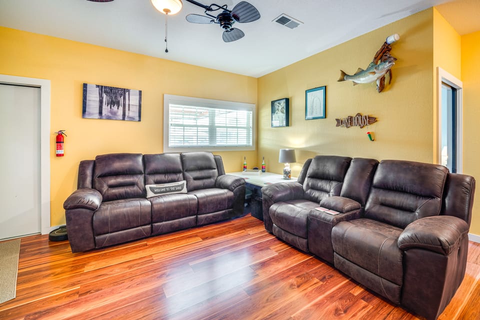 1 Mi to Lake Texoma Access: Home w/ Deck House in Lake Texoma