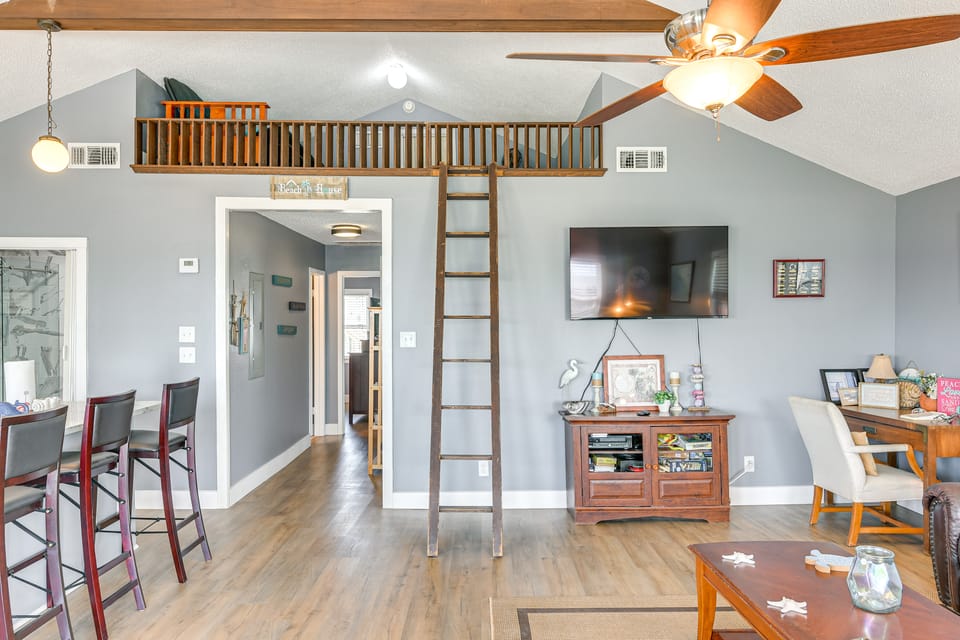 Walk to Beach: Family Getaway By San Luis Pass! House in Alvin