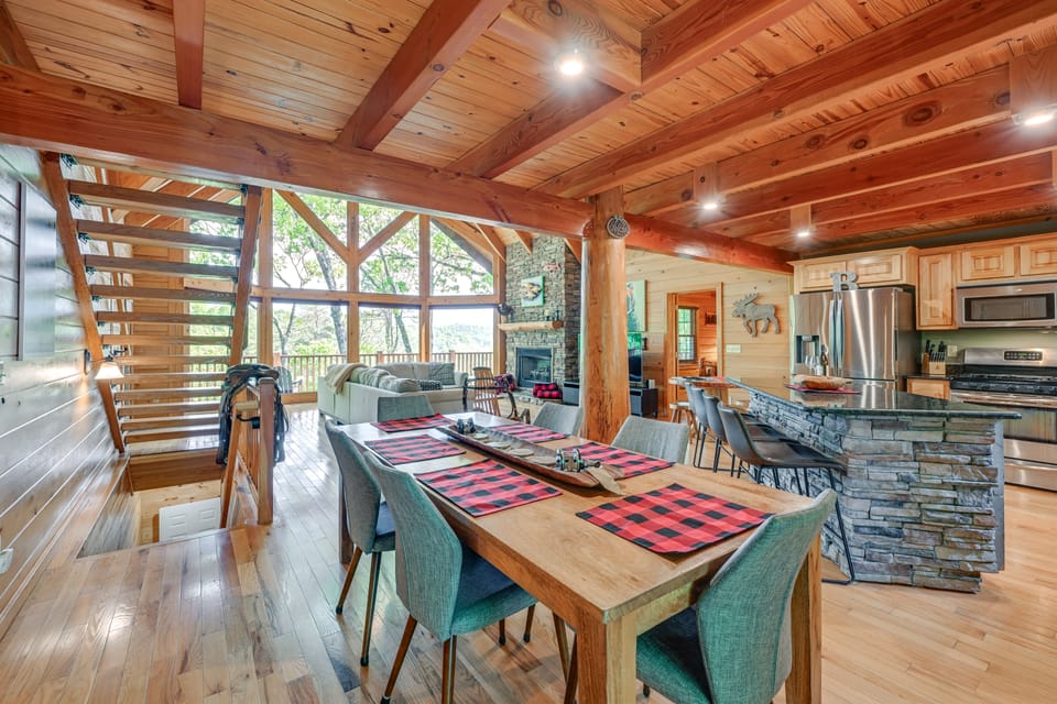 Game Room, Hot Tub & Decks: Scenic Franklin Cabin House in Tennessee