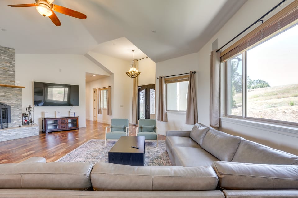 On-Site Vineyard: Gem on 10 Acres in Pilot Hill! House in Sierra Nevada