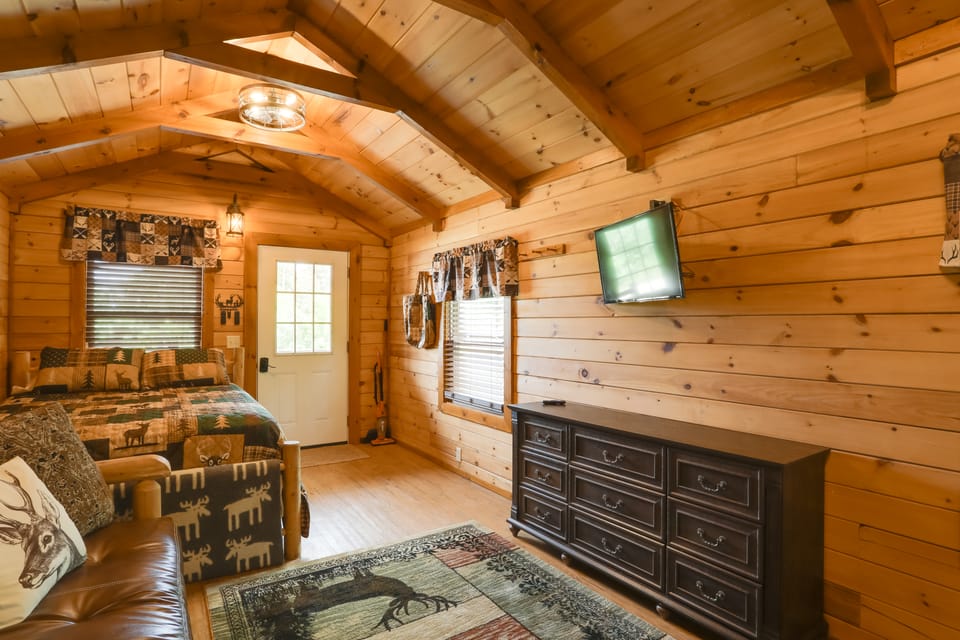 1 Mi to Current River: Cozy Studio Cabin! House in Van Buren