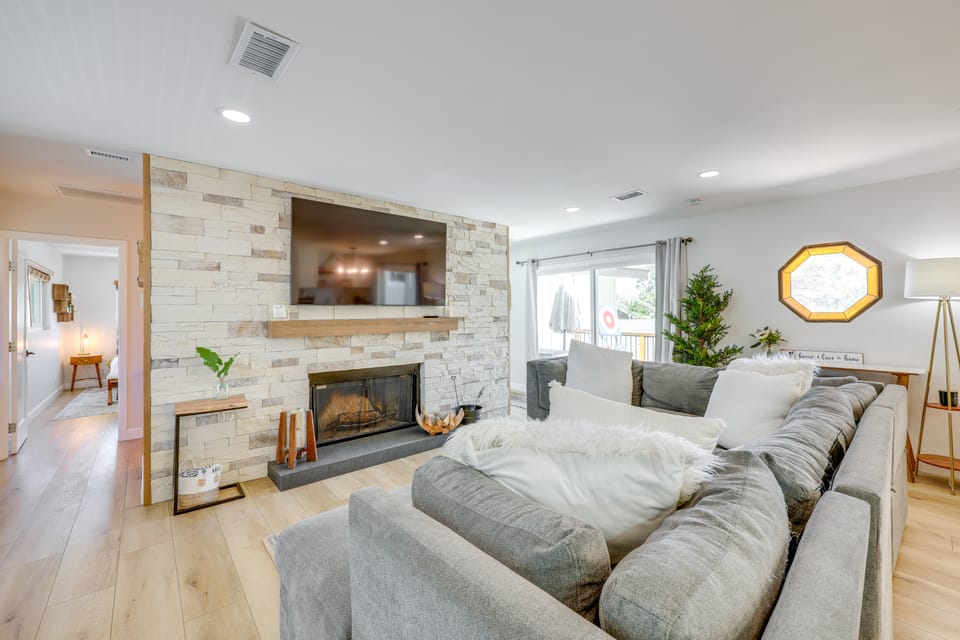 Walk to The Village Shops/Eats: Big Bear Lake Home House in Big Bear