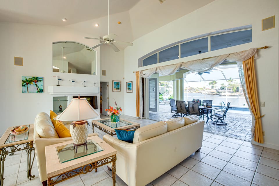 Pool, Spa & Dock: Waterfront Tarpon Point Home House in Cape Coral
