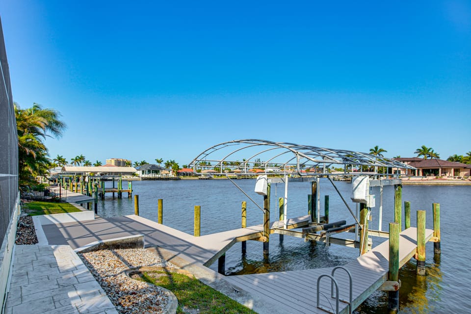 Pool, Spa & Dock: Waterfront Tarpon Point Home House in Cape Coral