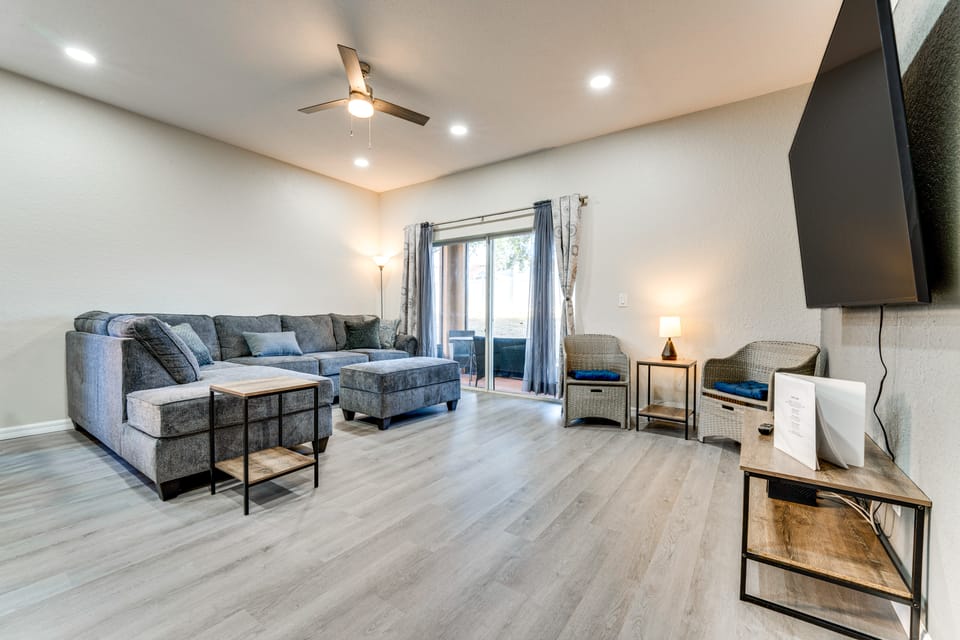 Resort Pool & Arcade: Family Townhome in Davenport Apartment in Four Corners