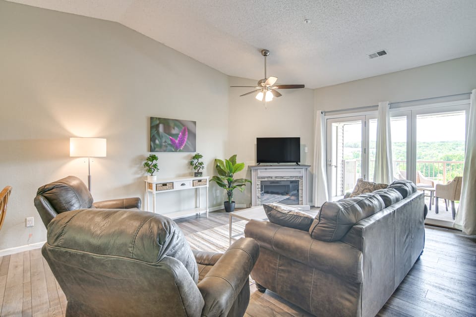 Indoor Pool Access: Family Condo 1 Mi to 76 Strip! Apartment in Branson
