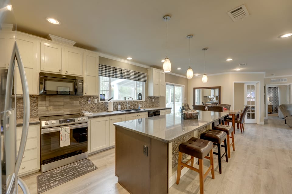 Family-Friendly Rock Island Home 5 Mi to Splashway House in Texas