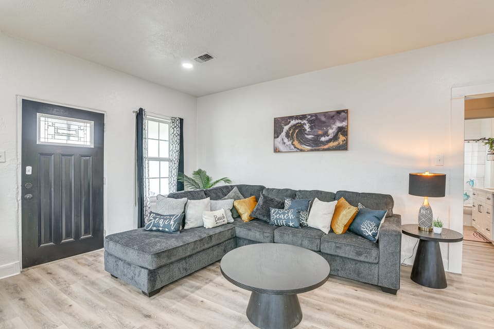 Backyard Movie Nights! Galveston Beach Retreat House in Galveston Island