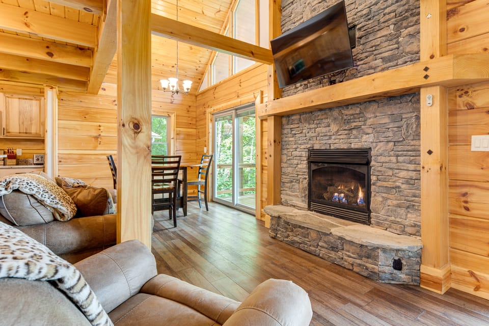 Waynesville Romantic Hideaway w/ Private Hot Tub House in North Carolina