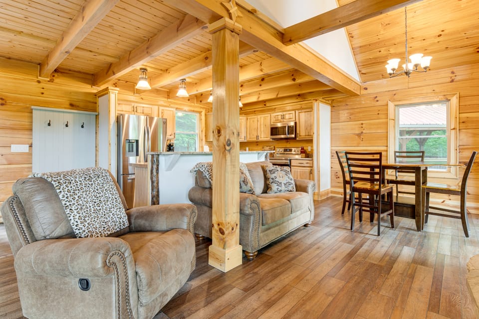 Waynesville Romantic Hideaway w/ Private Hot Tub House in North Carolina