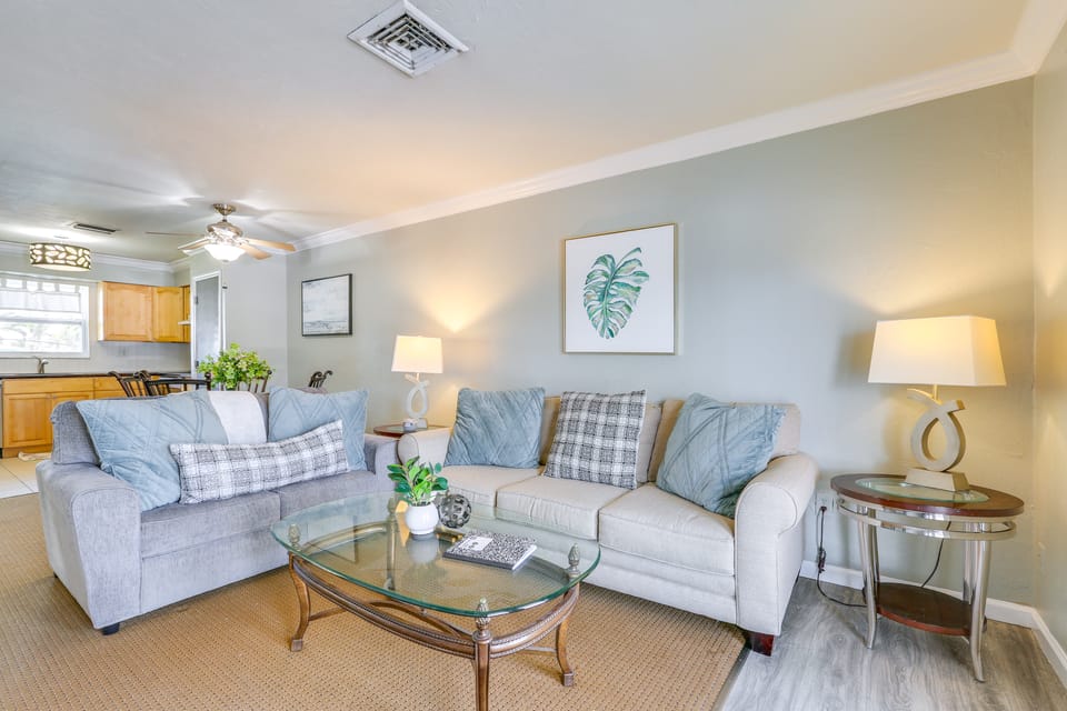 1 Block to Ft Meyers Beach! 2nd-Floor Condo Apartment in Estero Island