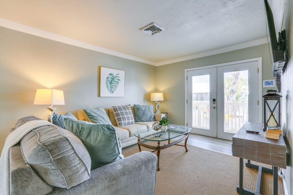 1 Block to Ft Meyers Beach! 2nd-Floor Condo Apartment in Estero Island