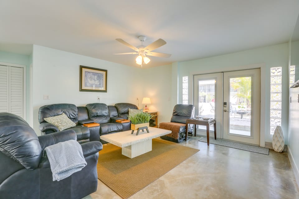 1 Block to Ft Meyers Beach! Dog-Friendly Condo Apartment in Estero Island