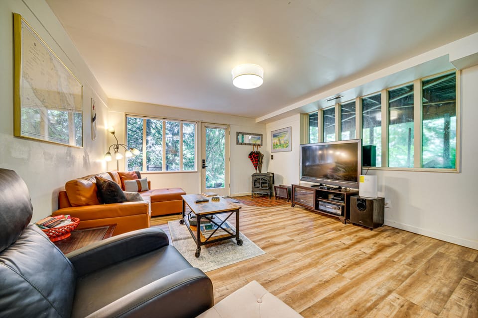 8 Mi to Lumen Field: Pet-Friendly Apt w/ Hot Tub Apartment in Mercer Island