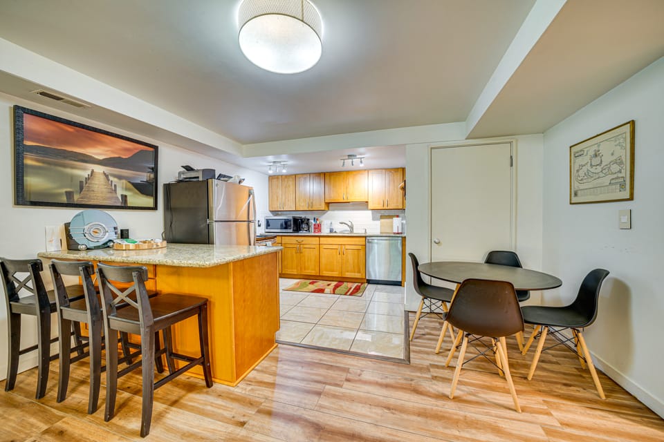 8 Mi to Lumen Field: Pet-Friendly Apt w/ Hot Tub Apartment in Mercer Island