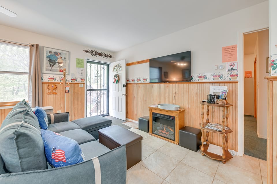1 Mi to Hunter Mtn: Cozy Unit on 6-Acre Property! Apartment in Capital District, NY, USA