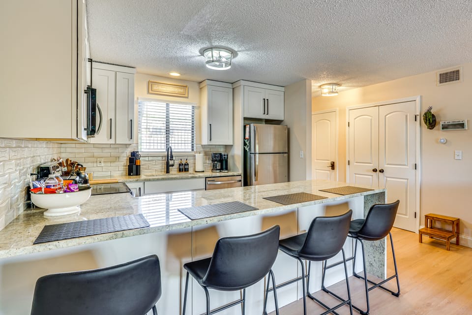 Lake & Pool Access: Lazy Days Condo w/ Balcony! Apartment in Osage Beach