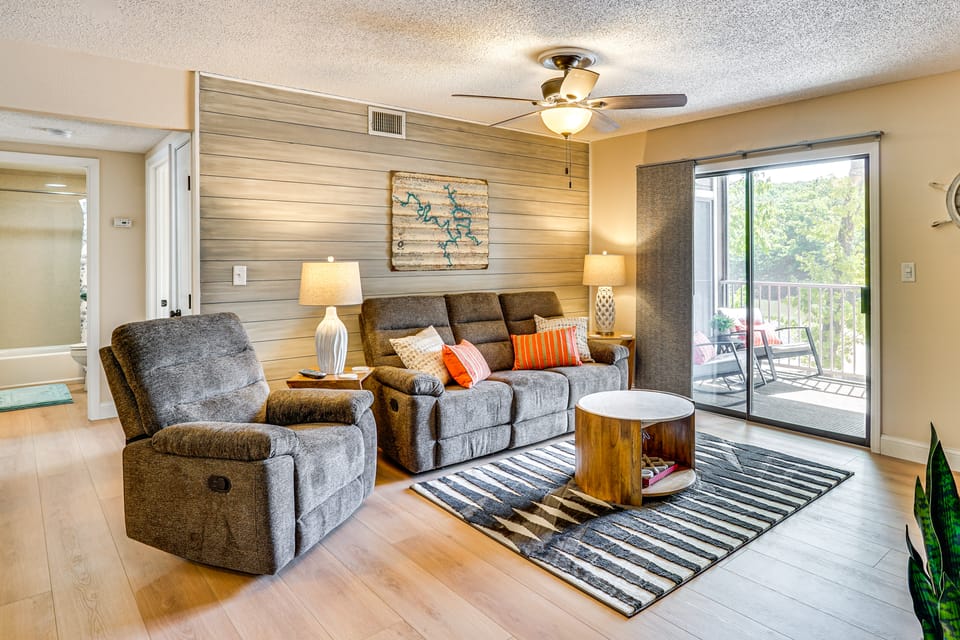 Lake & Pool Access: Lazy Days Condo w/ Balcony! Apartment in Osage Beach