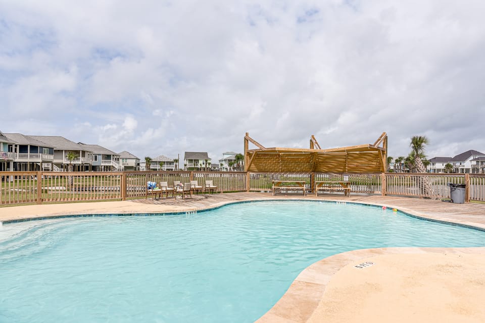 Walk to Beach: Galveston Gem w/ Pool Access House in Galveston Island