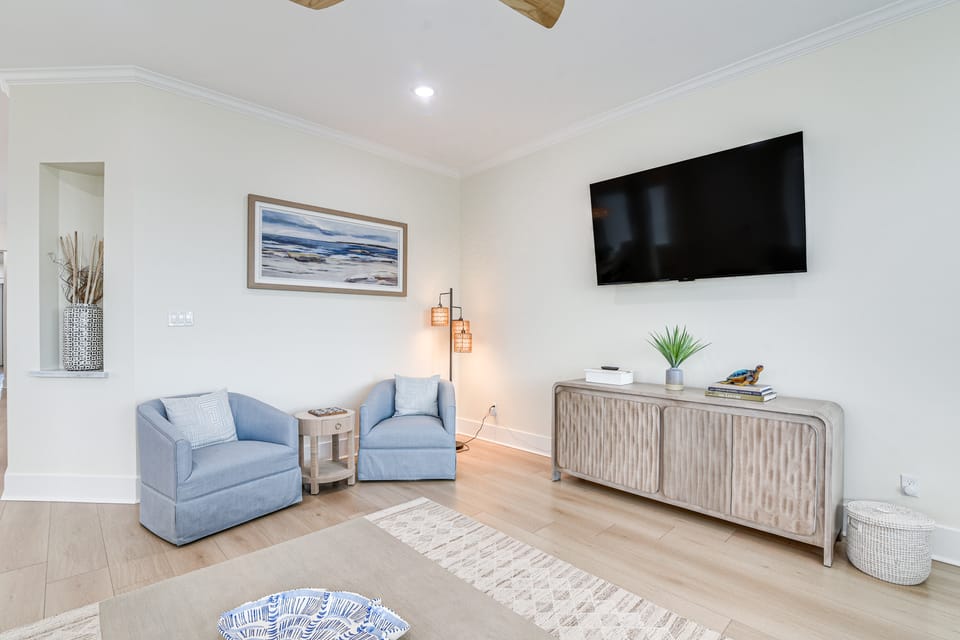 Walk to Beach: Galveston Gem w/ Pool Access House in Galveston Island