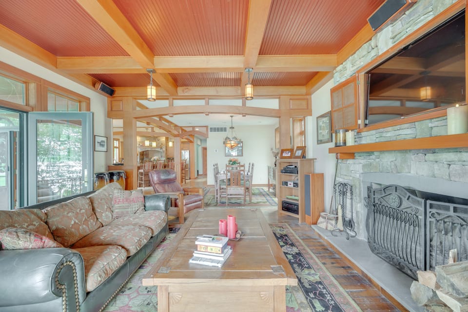 Luxe Family Home on Orange Lake w/ Private Dock! House in Hudson Valley