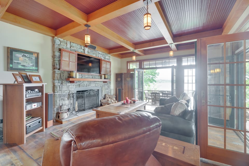 Luxe Family Home on Orange Lake w/ Private Dock! House in Hudson Valley