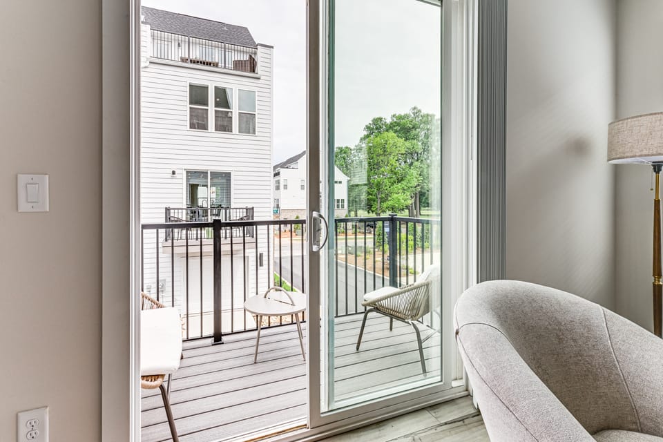2 Mi to Uptown Charlotte: Townhome w/ Balconies! Apartment in Charlotte