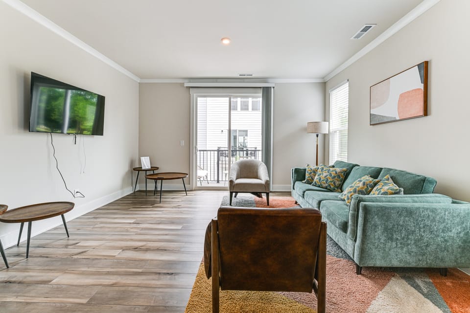 2 Mi to Uptown Charlotte: Townhome w/ Balconies! Apartment in Charlotte