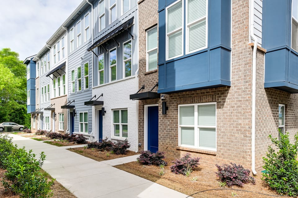 2 Mi to Uptown Charlotte: Townhome w/ Balconies! Apartment in Charlotte