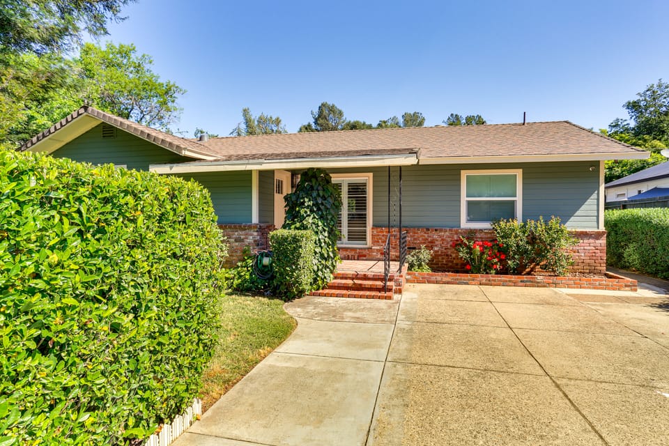 Walk to Park & Aquatic Center: Airy Redding Home! House in Redding