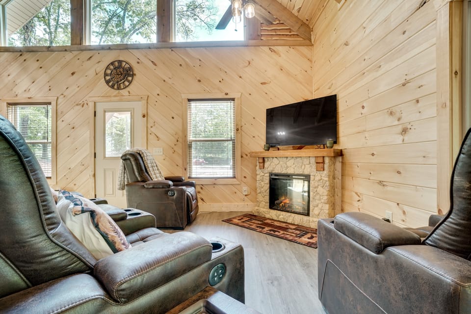 Sip, Hike & Explore: Sleek Retreat in Cleveland! House in White County
