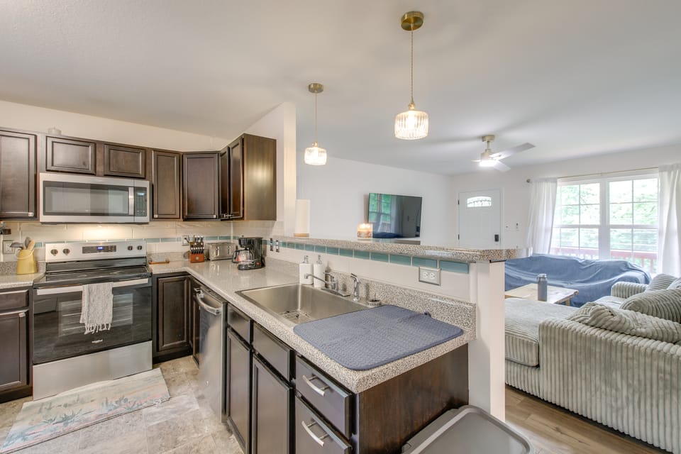 Commuter-Friendly Home: 3 Mi to Dtwn Knoxville! House in Knoxville