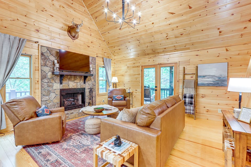 Luxury Blue Ridge Cabin: Hot Tub & 5 Min to Town House in Georgia