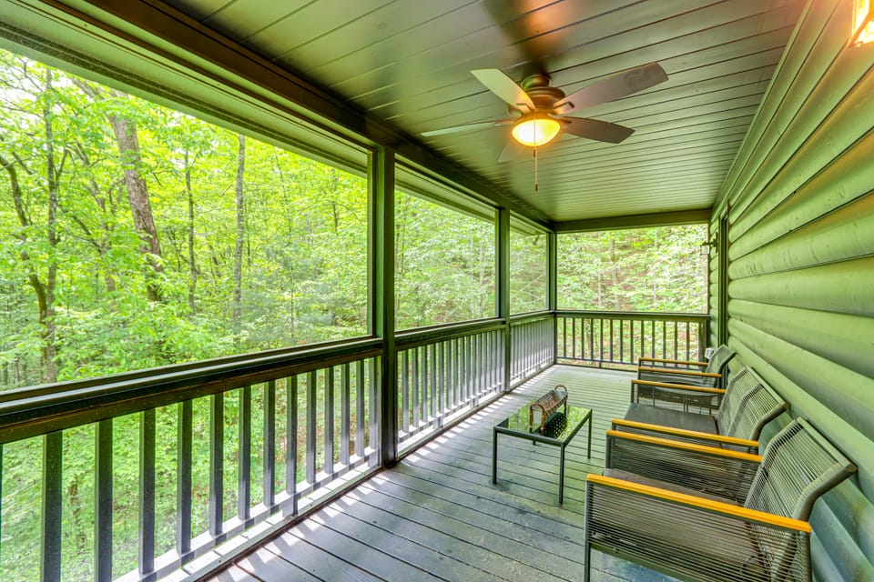 Luxury Blue Ridge Cabin: Hot Tub & 5 Min to Town House in Georgia