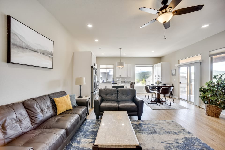 Dtwn Woodland Park Townhome w/ Covered Deck Apartment in Woodland Park