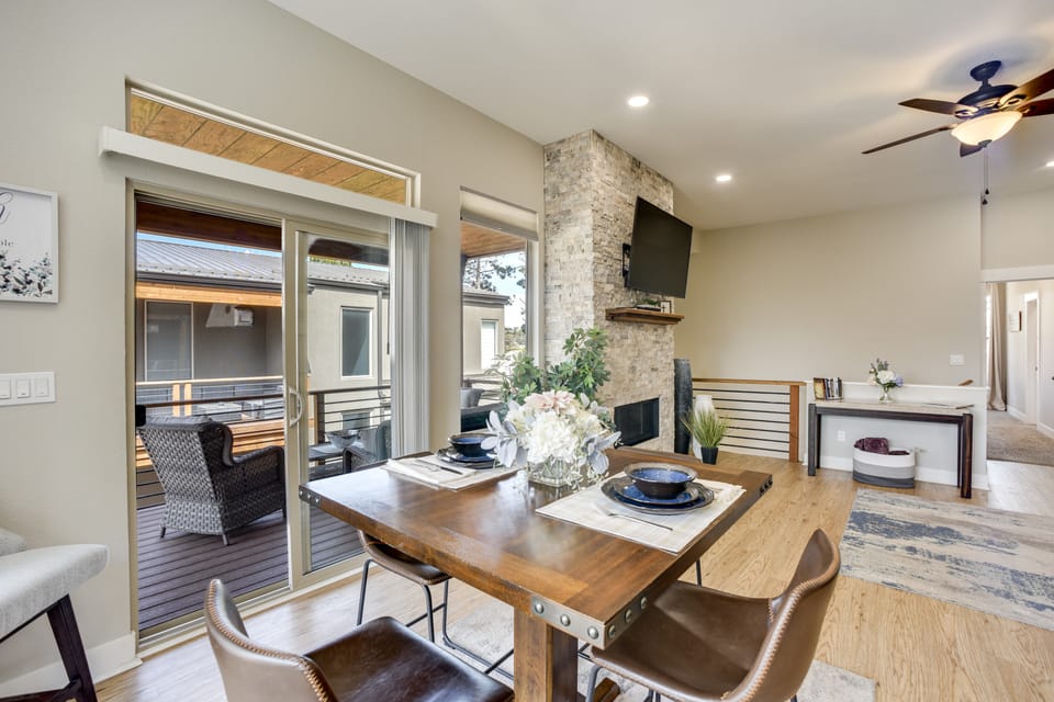 Dtwn Woodland Park Townhome w/ Covered Deck Apartment in Woodland Park