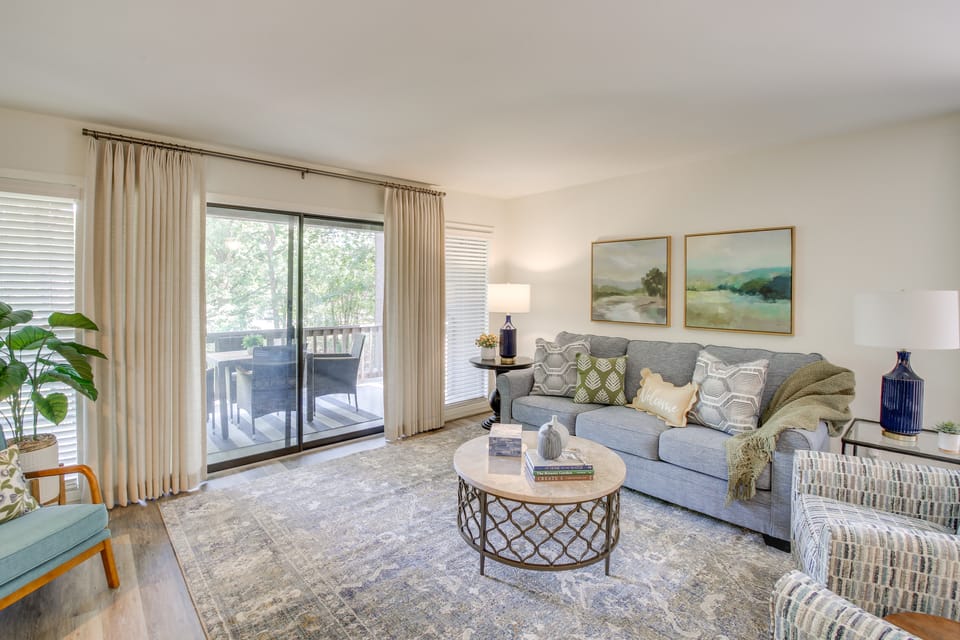 Pool, Hot Tub & Lake Access: Lake Hamilton Condo! Apartment in Lake Hamilton