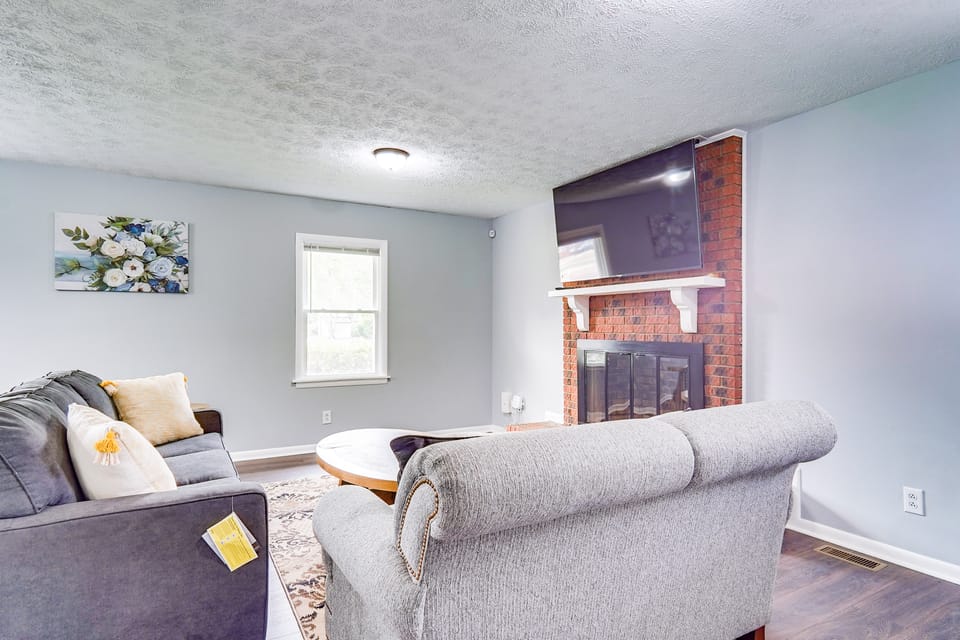 5 Mi to Dtwn: Family-Friendly Fayetteville Home! House in Fayetteville