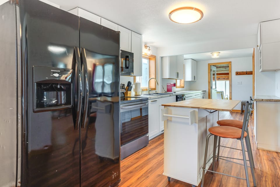 1 Mi to Shore: Lake Michigan Retreat w/ Game Room! House in Two Rivers