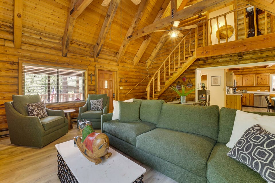 Covered Deck, Private Acreage: Log Cabin in Pine House in Strawberry