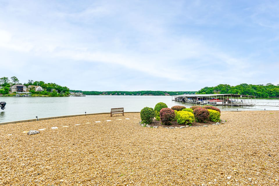 Waterfront Ozarks Escape! Patio & Pool Access Apartment in Osage Beach